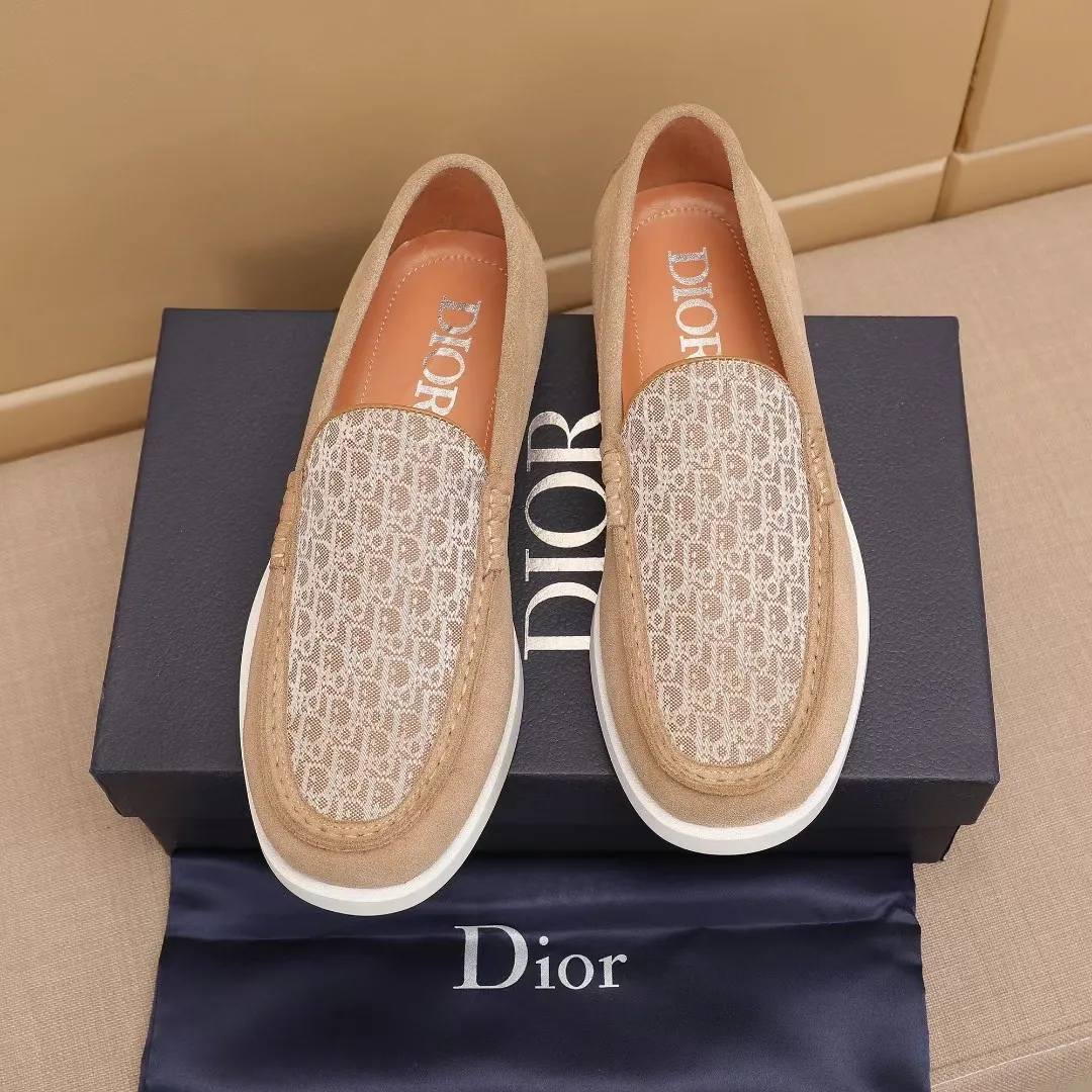 Men's Men's Shoes 💰400 [New Style] 🏍️🏍️Dior - This Dior Granville loafer is a casual dress shoe. Crafted from luxuriously soft beige suede, it features a beige Oblique print panel on the upper. The lightweight cream-white rubber sole is more sophisticated. The Dior Oblique pattern is engraved on the outsole to enhance the style, and the Dior logo is engraved on the back side. Adds elegance to any casual look.